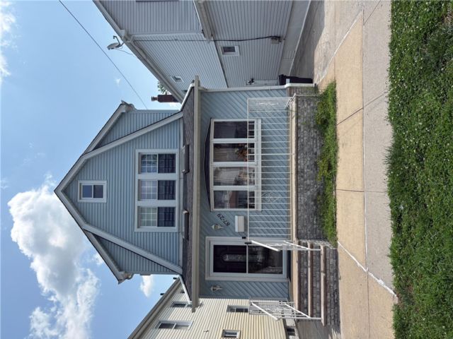  3 BR,  2.00 BTH &nbsp;Colonial style home in Bellerose
