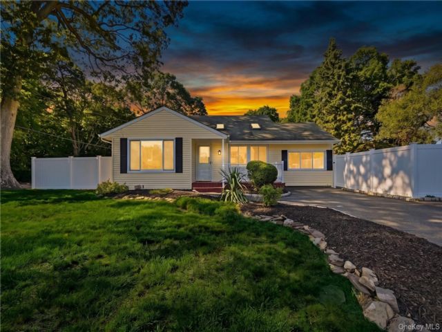  4 BR,  2.00 BTH &nbsp;Split level style home in Selden