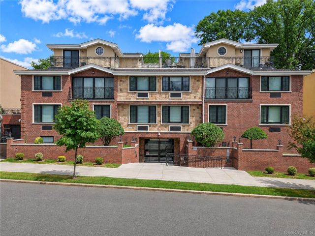  2 BR,  3.00 BTH &nbsp;Mid rise style home in Bay Ridge