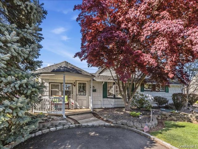  4 BR,  2.00 BTH &nbsp;Other style home in Levittown