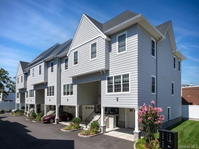  3 BR,  3.00 BTH &nbsp;Other style home in Valley Stream
