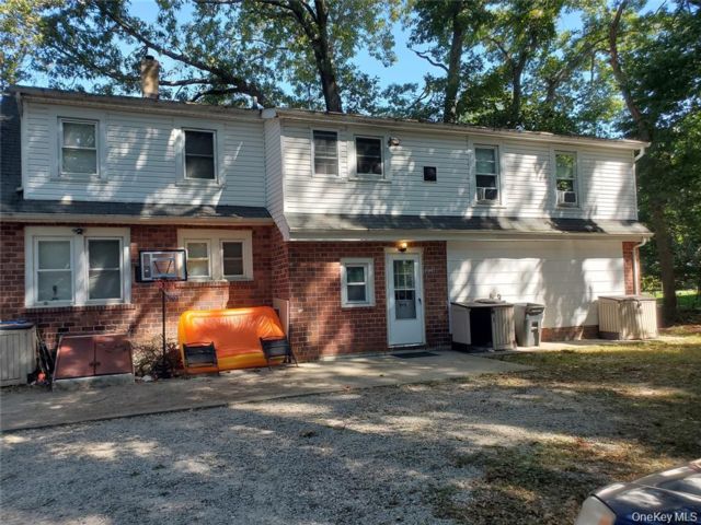  6 BR,  3.00 BTH &nbsp;Exp cape style home in Ridge