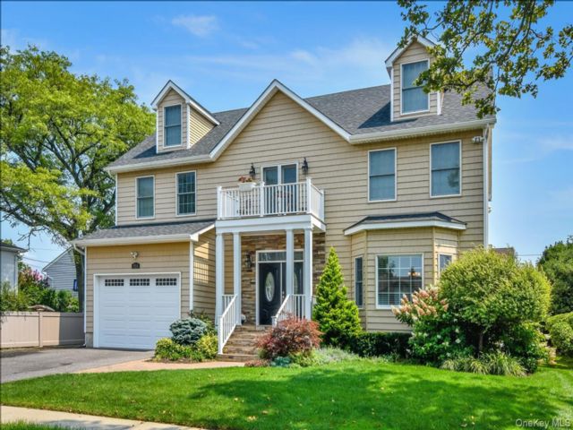  5 BR,  3.00 BTH &nbsp;Colonial style home in North Woodmere