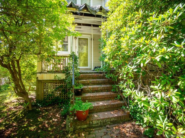  3 BR,  2.00 BTH &nbsp;Victorian style home in Northport