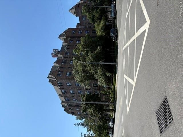  1 BR,  1.00 BTH &nbsp;Mid rise style home in Woodmere