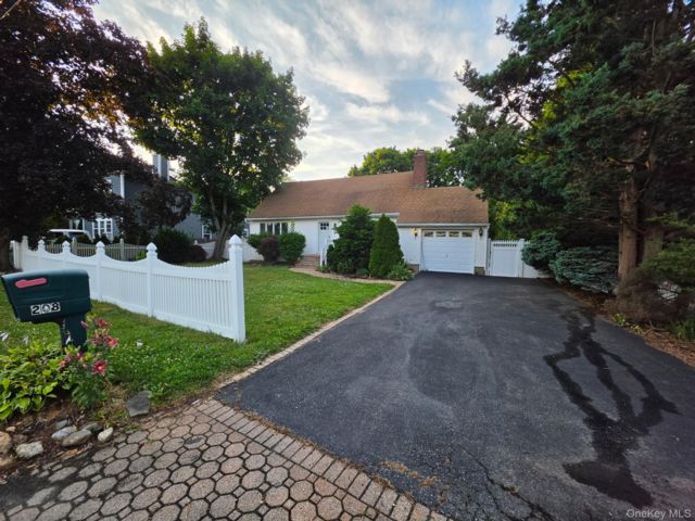  3 BR,  2.00 BTH &nbsp;Ranch style home in Huntington
