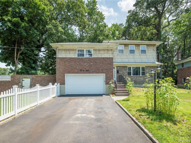  5 BR,  4.00 BTH &nbsp;Split ranch style home in Glen Cove