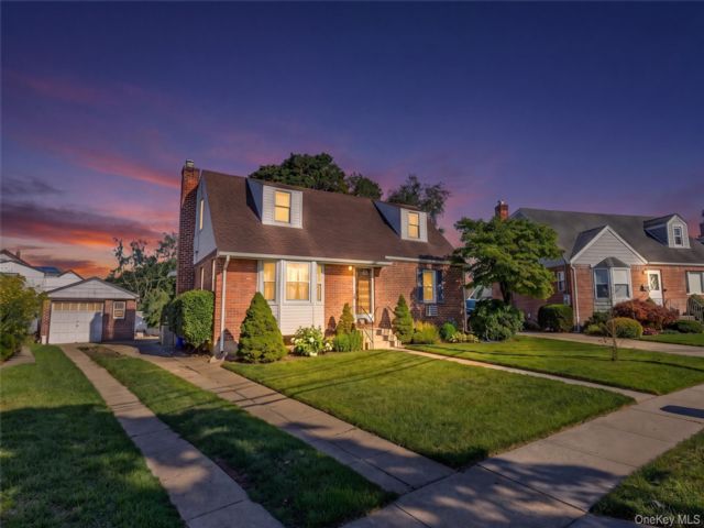  4 BR,  2.00 BTH &nbsp;Cape cod style home in East Rockaway