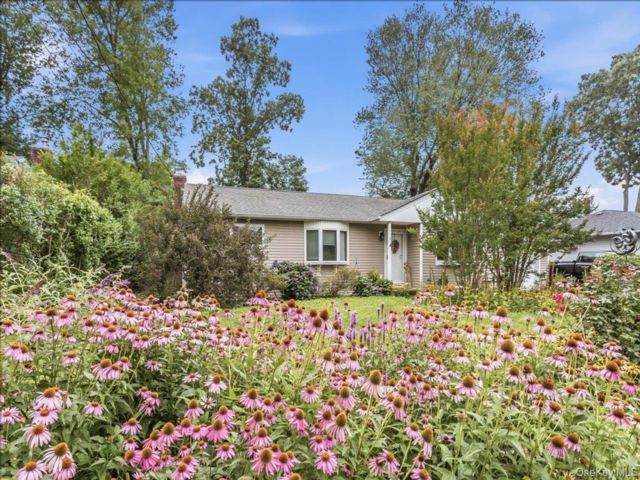 3 BR,  1.00 BTH &nbsp;Ranch style home in Huntington