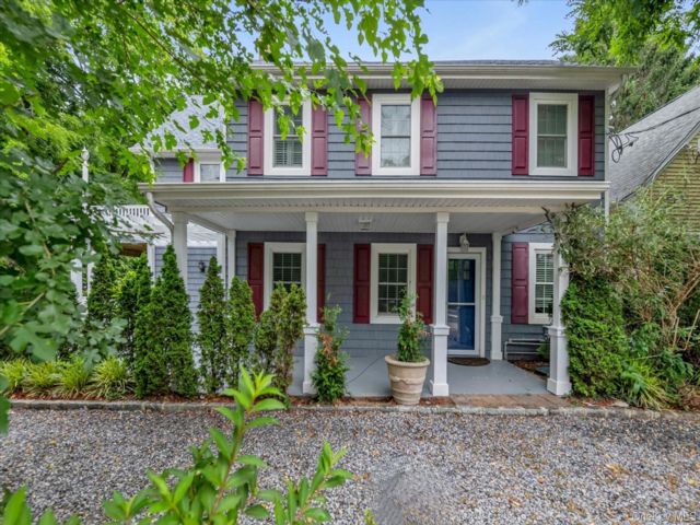  3 BR,  2.00 BTH &nbsp;Craftsman style home in Cold Spring Harbor