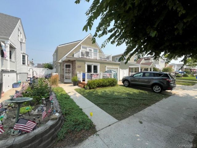  2 BR,  1.00 BTH &nbsp;Cape cod style home in Long Beach