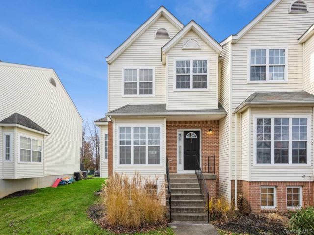  3 BR,  2.00 BTH &nbsp;House style home in Beacon