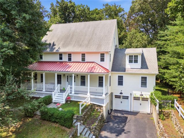  4 BR,  4.00 BTH &nbsp;Cape cod style home in Stony Brook