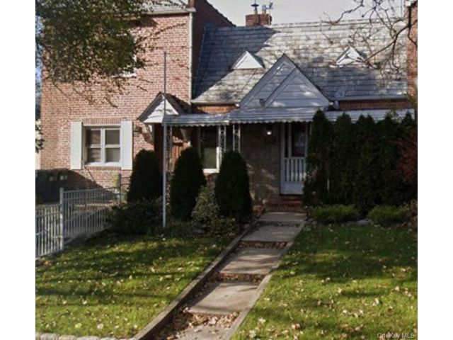  2 BR,  2.00 BTH &nbsp;Ranch style home in Rego Park