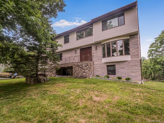 5 BR,  5.00 BTH &nbsp;Colonial style home in Cortlandt Manor