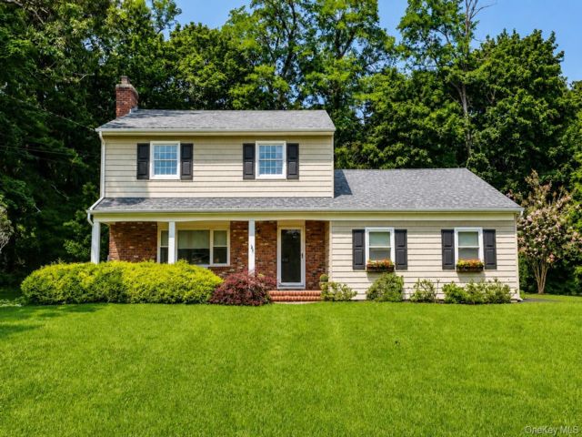  3 BR,  3.00 BTH &nbsp;Colonial style home in Stony Brook