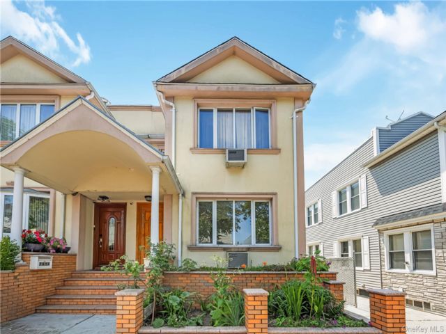  5 BR,  2.00 BTH &nbsp;Colonial style home in Glendale