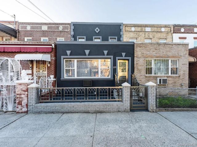  2 BR,  1.00 BTH &nbsp;House style home in Astoria