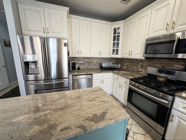 5 BR,  4.00 BTH &nbsp;House style home in Rockaway Beach