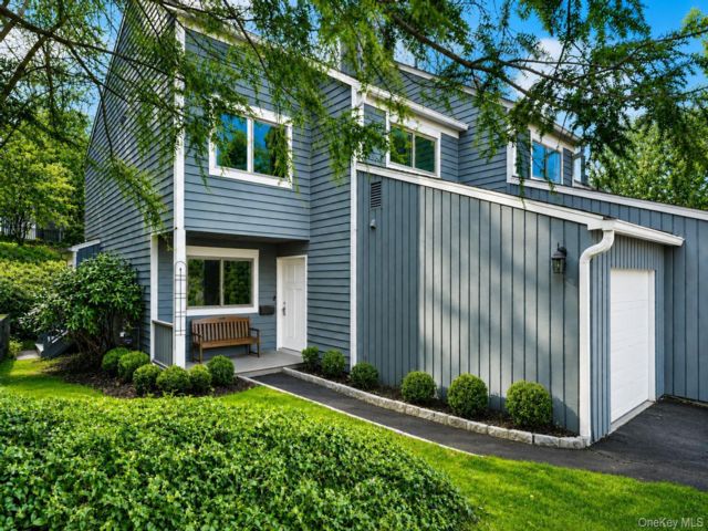 3 BR,  3.00 BTH &nbsp;Condo style home in Mount Kisco