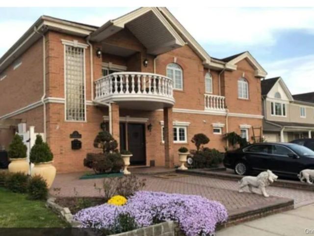  7 BR,  4.00 BTH &nbsp;Colonial style home in Levittown