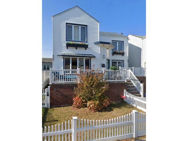  3 BR,  2.00 BTH &nbsp;Colonial style home in Long Beach