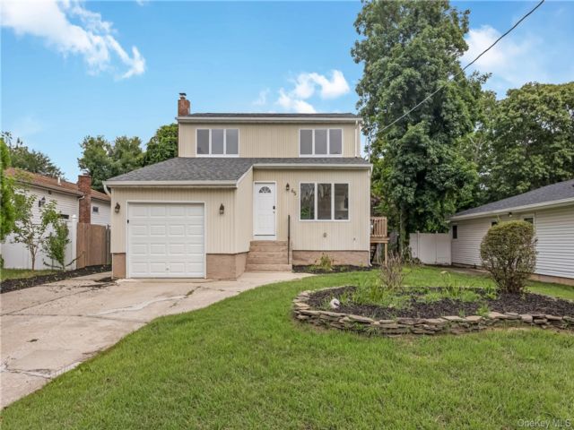  3 BR,  2.00 BTH &nbsp;Colonial style home in Shirley