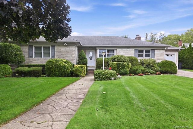  3 BR,  2.00 BTH &nbsp;Ranch style home in Garden City