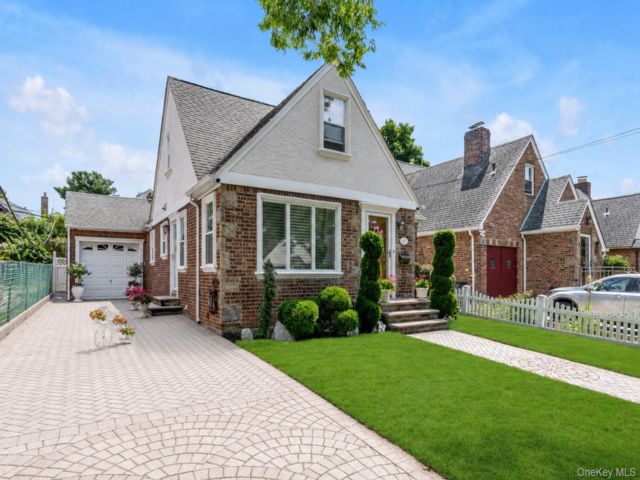  4 BR,  2.00 BTH &nbsp;Exp cape style home in Bayside
