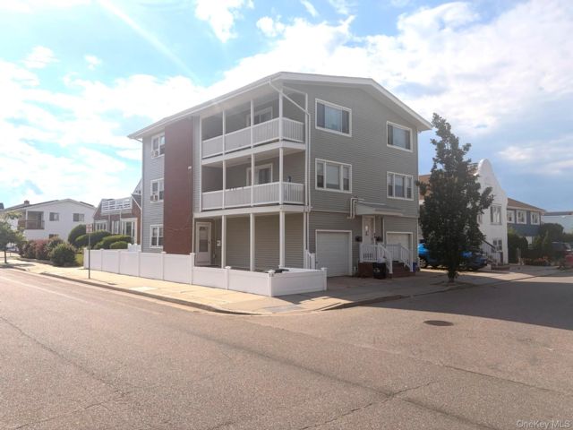  2 BR,  2.00 BTH &nbsp;Full floor apar style home in Long Beach