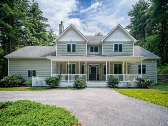  3 BR,  3.00 BTH &nbsp;Colonial style home in Pleasant Valley