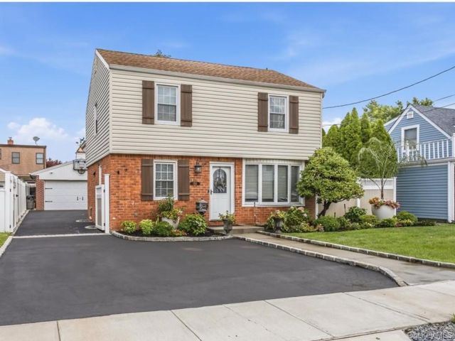  3 BR,  3.00 BTH &nbsp;Colonial style home in Mineola