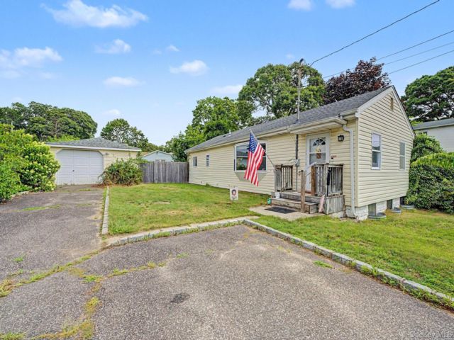  3 BR,  1.00 BTH &nbsp;Ranch style home in Holbrook