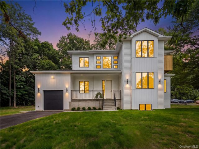  5 BR,  4.00 BTH &nbsp;Modern style home in Monsey