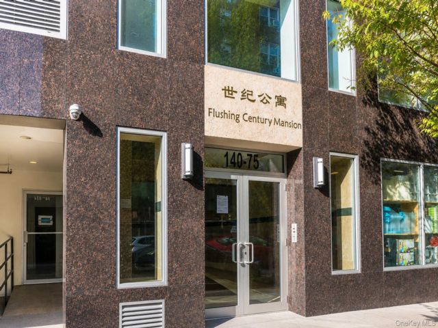  2 BR,  1.00 BTH &nbsp;Mid rise style home in Flushing
