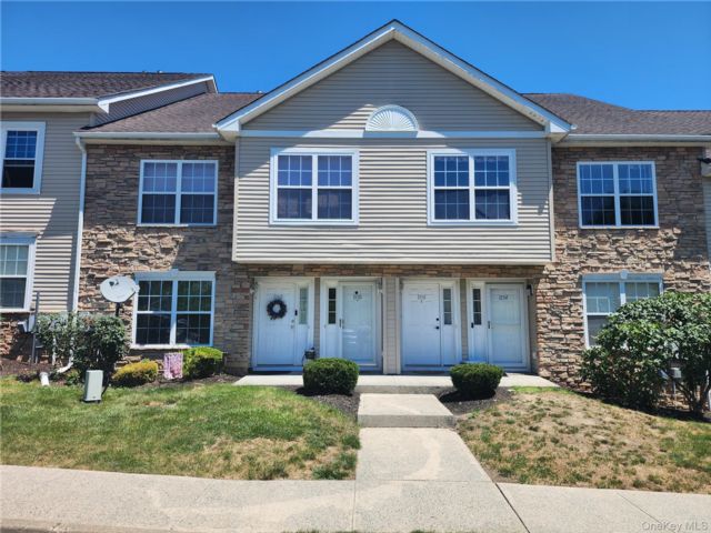  2 BR,  2.00 BTH &nbsp;Condo style home in Newburgh