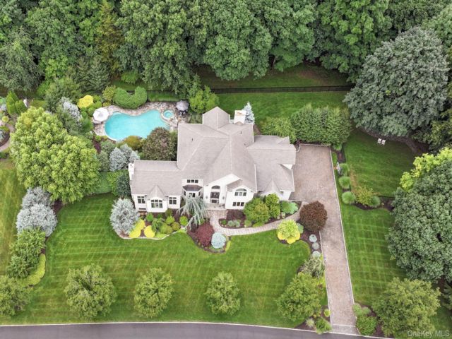  6 BR,  4.00 BTH &nbsp;Colonial style home in Suffern