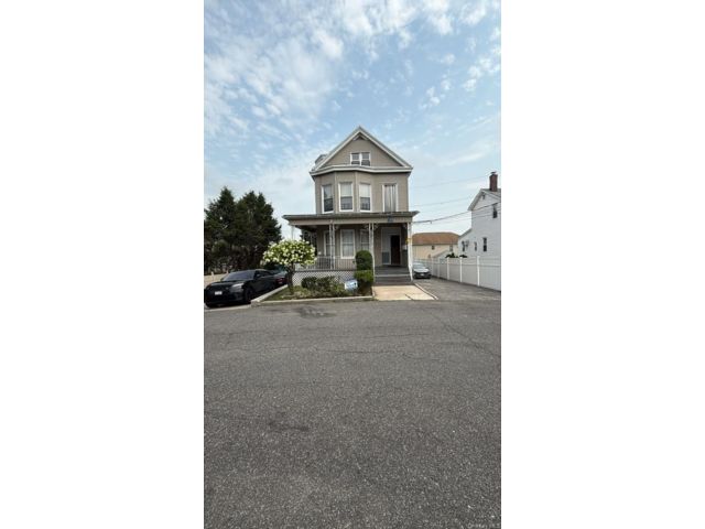 13 BR,  5.00 BTH &nbsp;House style home in Yonkers