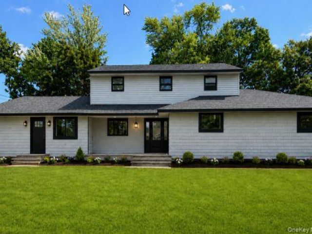  4 BR,  4.00 BTH &nbsp;Colonial style home in East Northport