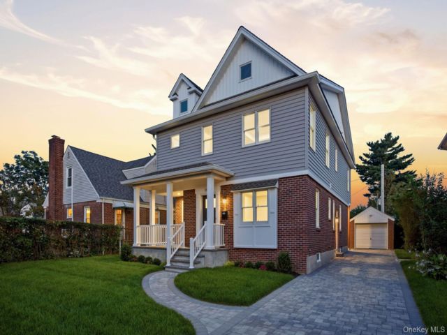  5 BR,  4.00 BTH &nbsp;Colonial style home in New Hyde Park