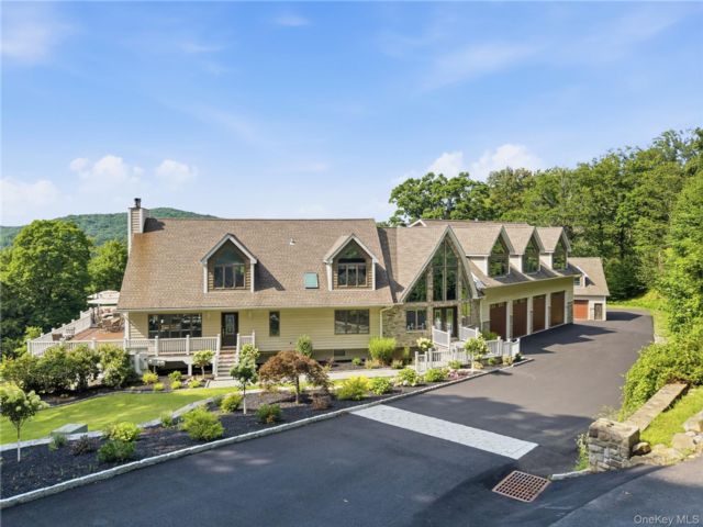  5 BR,  9.00 BTH &nbsp;Colonial style home in Mahopac