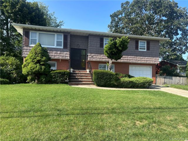  5 BR,  2.00 BTH &nbsp;Hi ranch style home in Lindenhurst