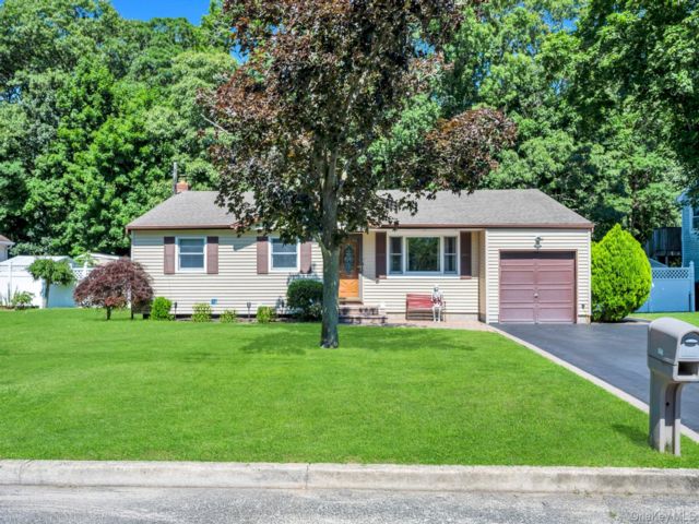 3 BR,  3.00 BTH &nbsp;Ranch style home in Nesconset