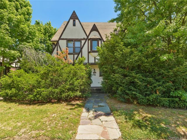  5 BR,  3.00 BTH &nbsp;Colonial style home in Cedarhurst