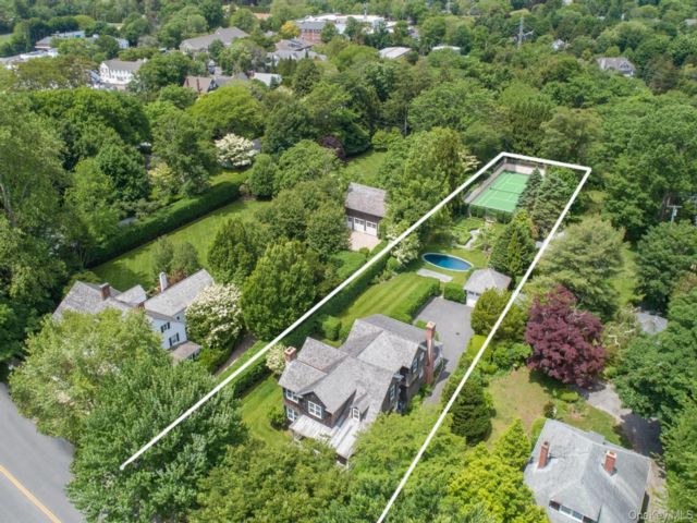  4 BR,  6.00 BTH &nbsp;Traditional style home in East Hampton