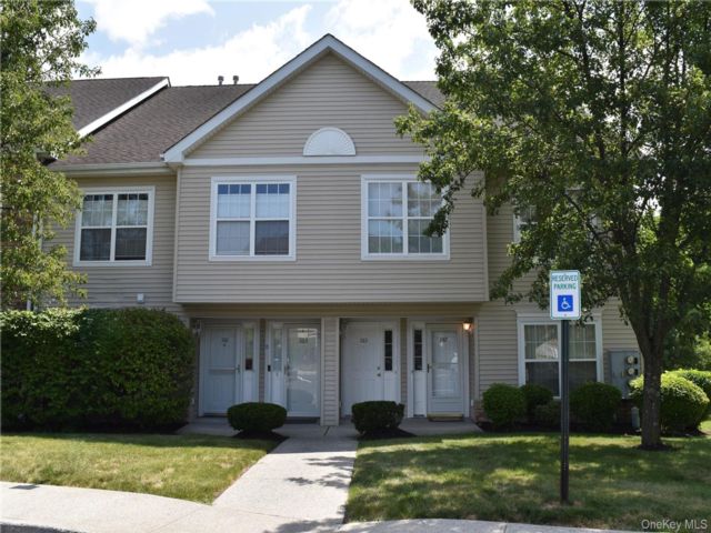  2 BR,  2.00 BTH &nbsp;Condo style home in Newburgh