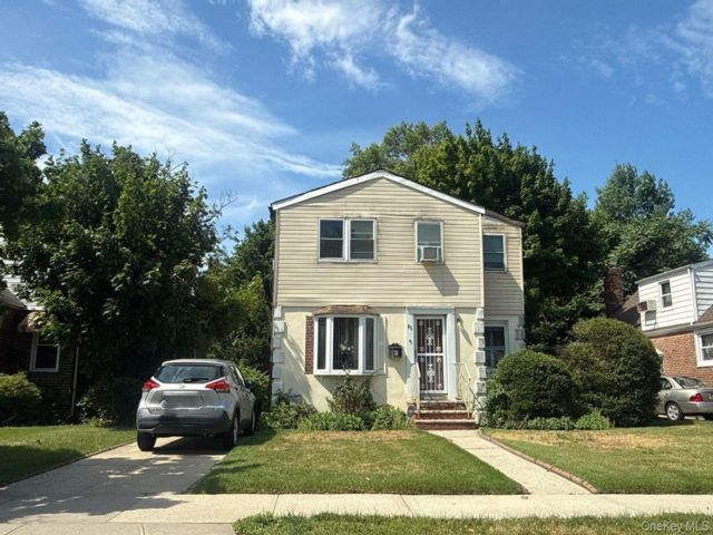  4 BR,  2.00 BTH &nbsp;Colonial style home in Elmont