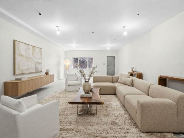  9 BR,  5.00 BTH &nbsp;Other style home in West Farms
