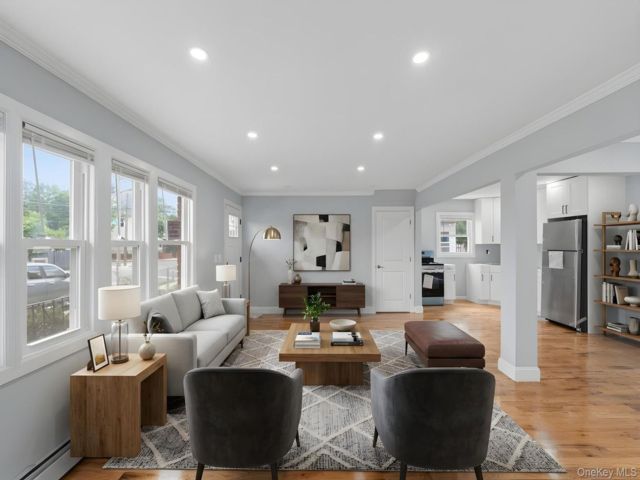  6 BR,  5.00 BTH &nbsp;House style home in Laurelton