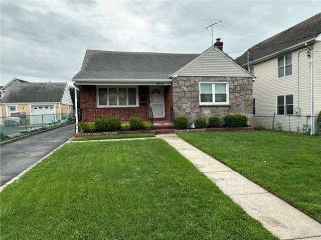  3 BR,  1.00 BTH &nbsp;Cape cod style home in Glen Cove
